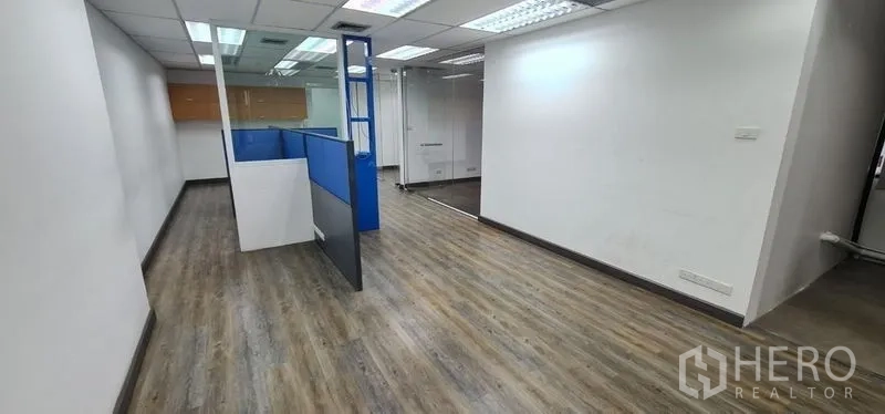 办公空间 出租在Watthana, Bangkok - 走廊式办公区，玻璃门与蓝色隔断。