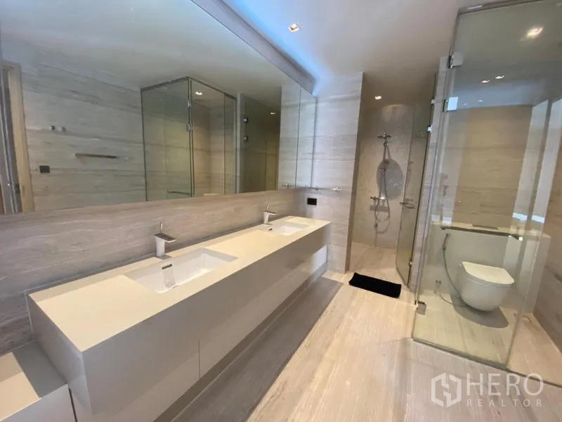 บ้าน ให้เช่าในHuai Khwang, Bangkok - ห้องน้ำมาสเตอร์ซิงค์คู่ กระจกบานใหญ่ ห้องอาบน้ำและโถสุขภัณฑ์แยกส่วน