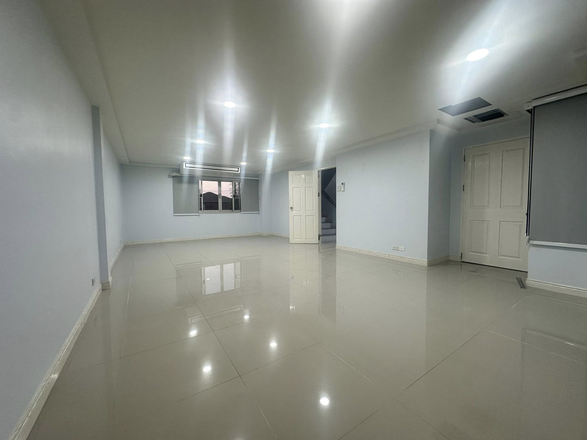 带办公室的家 出租在Wang Thonglang, Bangkok - 宽敞的开放式瓷砖房，嵌灯、窗户与通向楼梯的门。