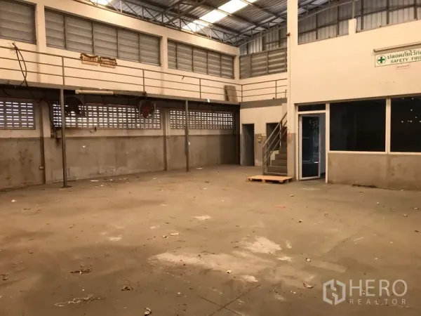 货栈 出租在Mueang Samut Prakan, Samut Prakan - 仓库内部空间宽敞，挑高屋顶，设有夹层走道和玻璃隔断办公室。