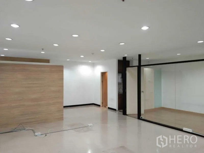สำนักงาน ให้เช่าในWatthana, Bangkok - โถงสำนักงานพร้อมผนังตกแต่งลายไม้ ทางเข้าพื้นที่ครัว และผนังกระจกบานใหญ่