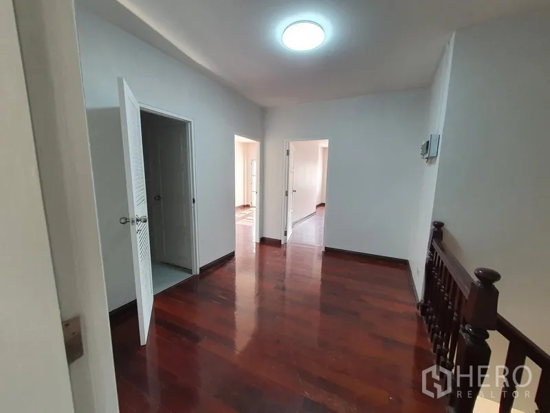 联排别墅 出售在Khlong Toei, Bangkok - 二层走廊，木地板，连接多间卧室与一间浴室。