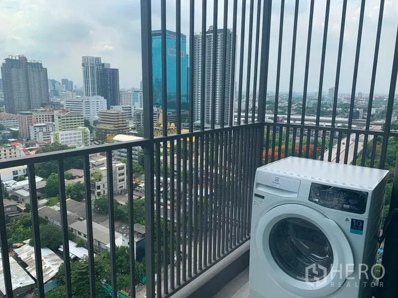 คอนโด ให้เช่าในWatthana, Bangkok - ระเบียงชั้นสูงพร้อมเครื่องซักผ้าและวิวสกายไลน์สุขุมวิทกว้างไกล.