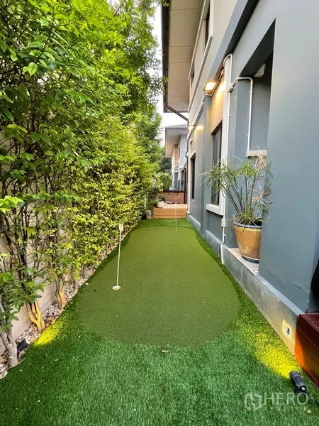 独立式住宅 出租 - 屋侧狭长庭院，铺设人造草迷你推杆果岭。