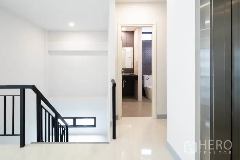 带办公室的家 出租在Bang Rak, Bangkok - 现代化卫生间，设大洗手台、坐厕与小便池。