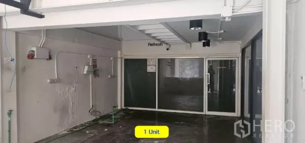 店屋 出租在Watthana, Bangkok - 首层空间，带玻璃隔断和射灯，并有楼梯下方区域。