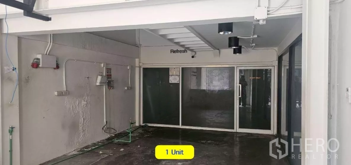 店屋 出租在Watthana, Bangkok - 首层空间，带玻璃隔断和射灯，并有楼梯下方区域。