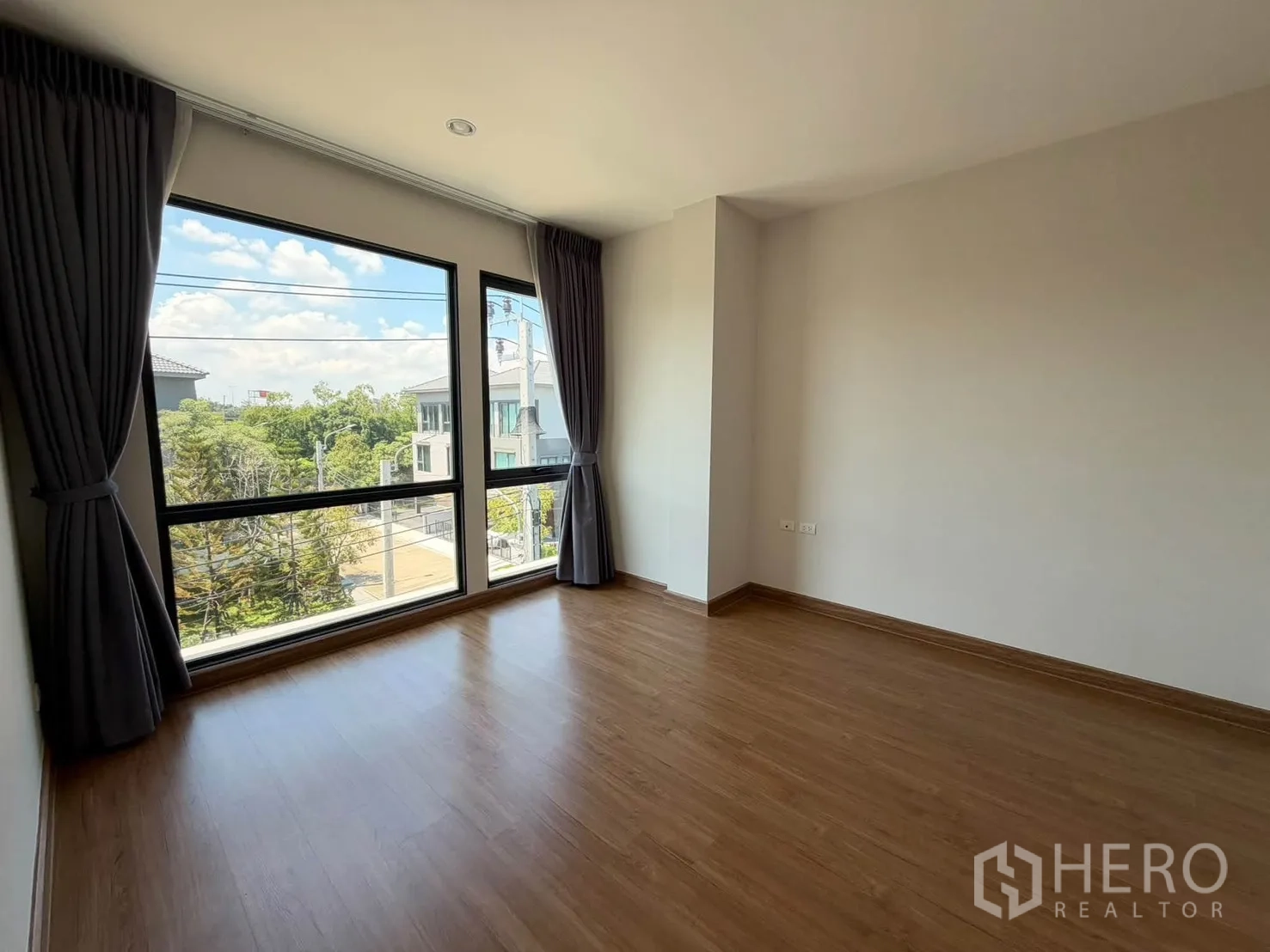 บ้านแฝด for rent in Prawet, Bangkok - ห้องมุมกระจกเต็มบาน มองเห็นวิวต้นไม้เขียวชอุ่ม