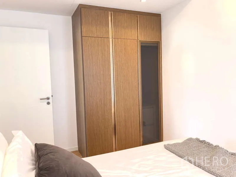 Apartment for rent - Built-in wooden wardrobe in the bedroom of the Ekkamai apartment.