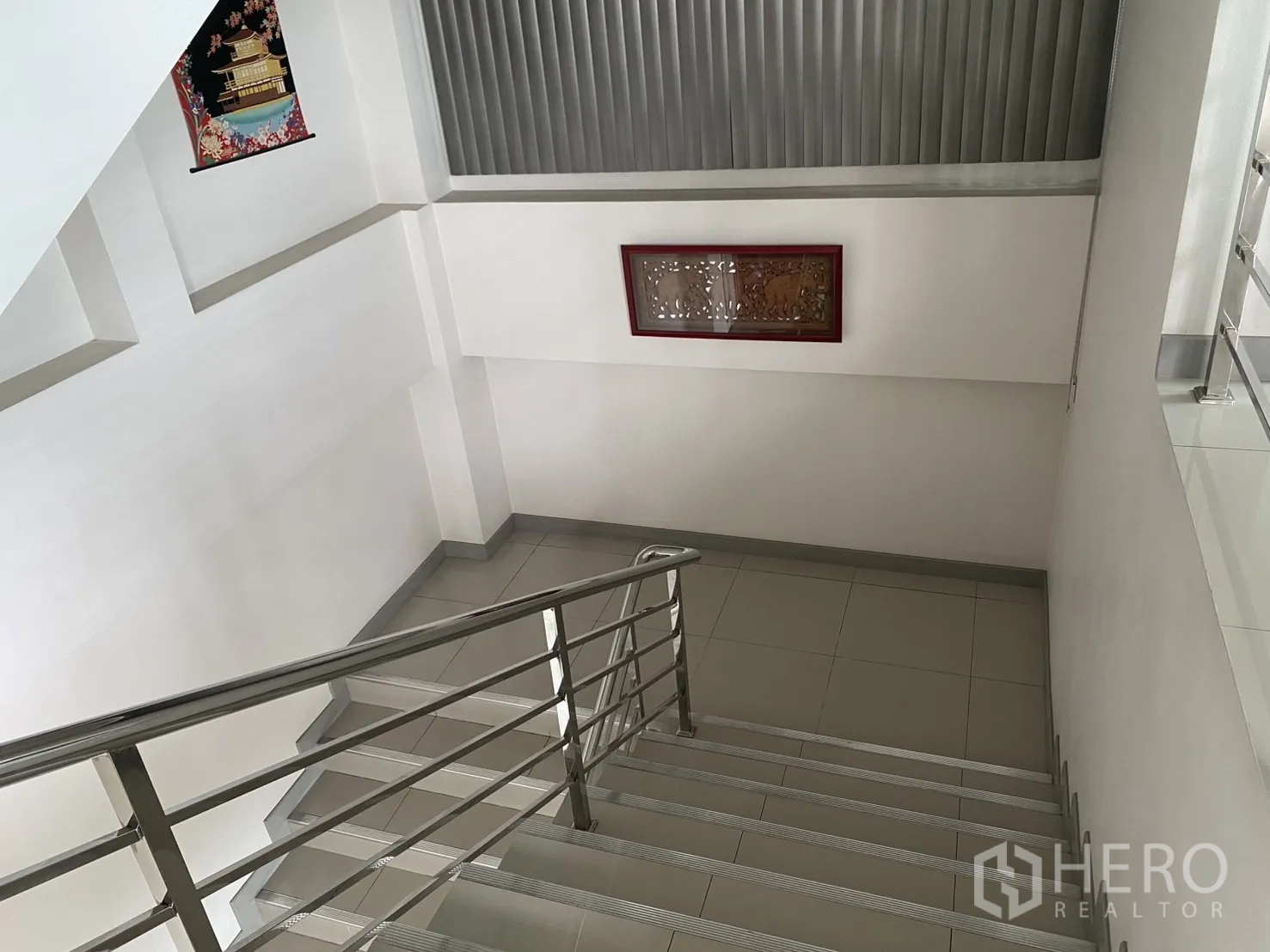 Factory for sale in Khlong Luang, Pathum Thani - Stairwell with stainless handrail and high set windows.
