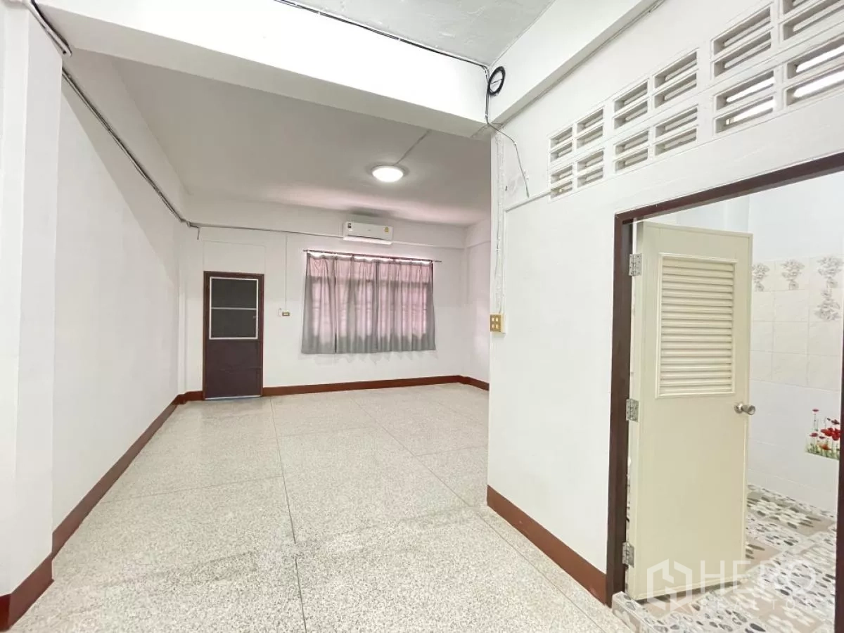 Home Office for rent in Din Daeng, Bangkok - Bright multipurpose room with window, air conditioner and adjoining tiled bathroom.