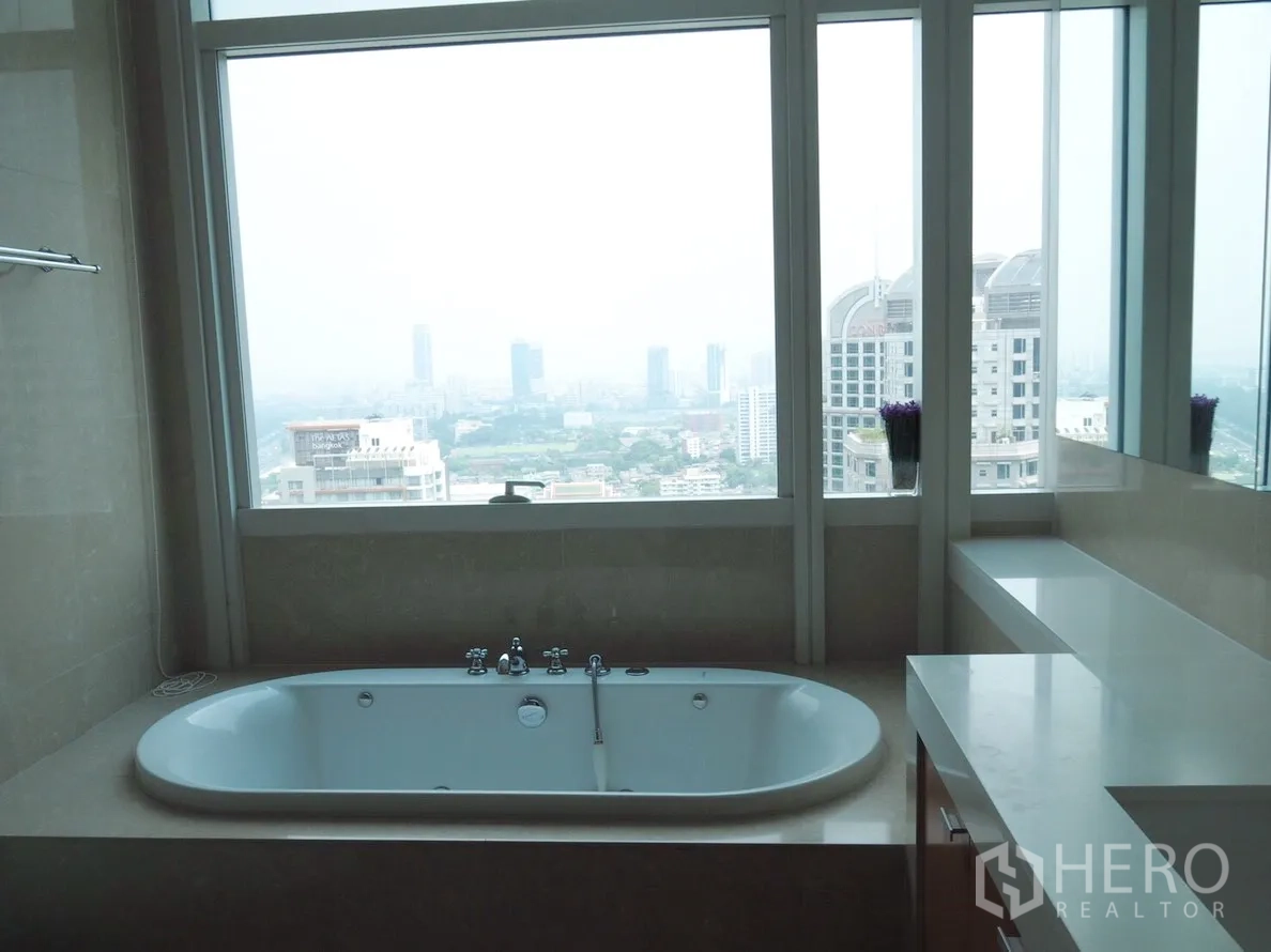 คอนโด ให้เช่าในPathum Wan, Bangkok - ห้องน้ำสไตล์สปา มีอ่างอาบน้ำบิวท์อินใต้หน้าต่างบานใหญ่ มองเห็นวิวสกายไลน์