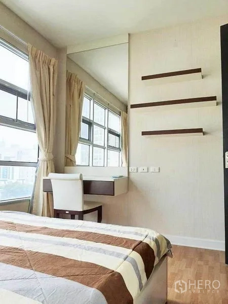 公寓 出租在Ratchathewi, Bangkok - 转角卧室，落地窗观城景，工作台与壁挂搁板。