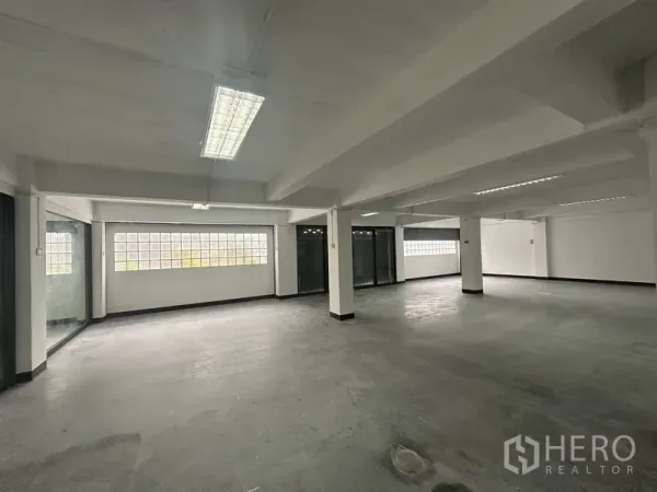 办公空间 出租在Khlong Toei, Bangkok - 宽阔办公地面，混凝土质感、立柱与长条玻璃砖墙