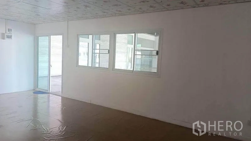 คลังสินค้า ให้เช่าในBang Phli, Samut Prakan - โซนออฟฟิศประตูกระจกบานเลื่อนและหน้าต่าง เปิดออกสู่ชานโหลด