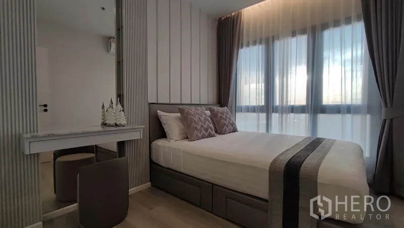 คอนโด ให้เช่าในBang Kho Laem, Bangkok - ห้องนอนที่สองพร้อมโต๊ะเครื่องแป้งบิลต์อิน หน้าต่างบานใหญ่ โทนสีเทาอบอุ่น