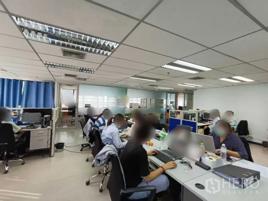 办公空间 出租在Ratchathewi, Bangkok - 宽敞的开放办公区，面向玻璃隔断与蓝色窗帘。
