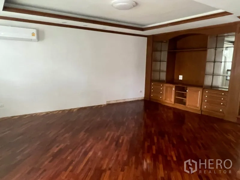 ทาวน์เฮาส์ ให้เช่าในWatthana, Bangkok - ห้องกว้างพื้นไม้ขัดมัน พร้อมชั้นวางและตู้บิลท์อิน.