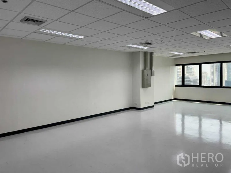 办公空间 出租在Bang Na, Bangkok - 开放式办公室，白色地坪、格栅吊顶与大窗户采光充足