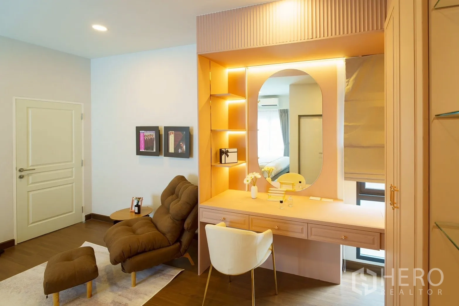 独立式住宅 for sale in Bang Phli, Samut Prakan - 卧室梳妆区，背光镜与舒适躺椅