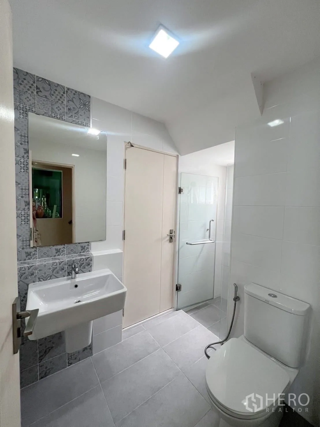 บ้าน ให้เช่าหรือขายในBang Phli, Samut Prakan - โซนอาบน้ำพร้อมเครื่องทำน้ำอุ่น ประตูกระจก และโถสุขภัณฑ์