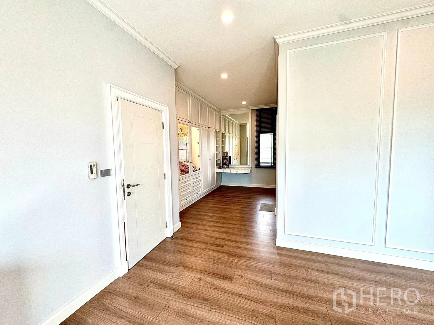 Detached House for rent in Bang Phli, Samut Prakan - Dressing area with full-height built-in wardrobes and a floating makeup vanity.
