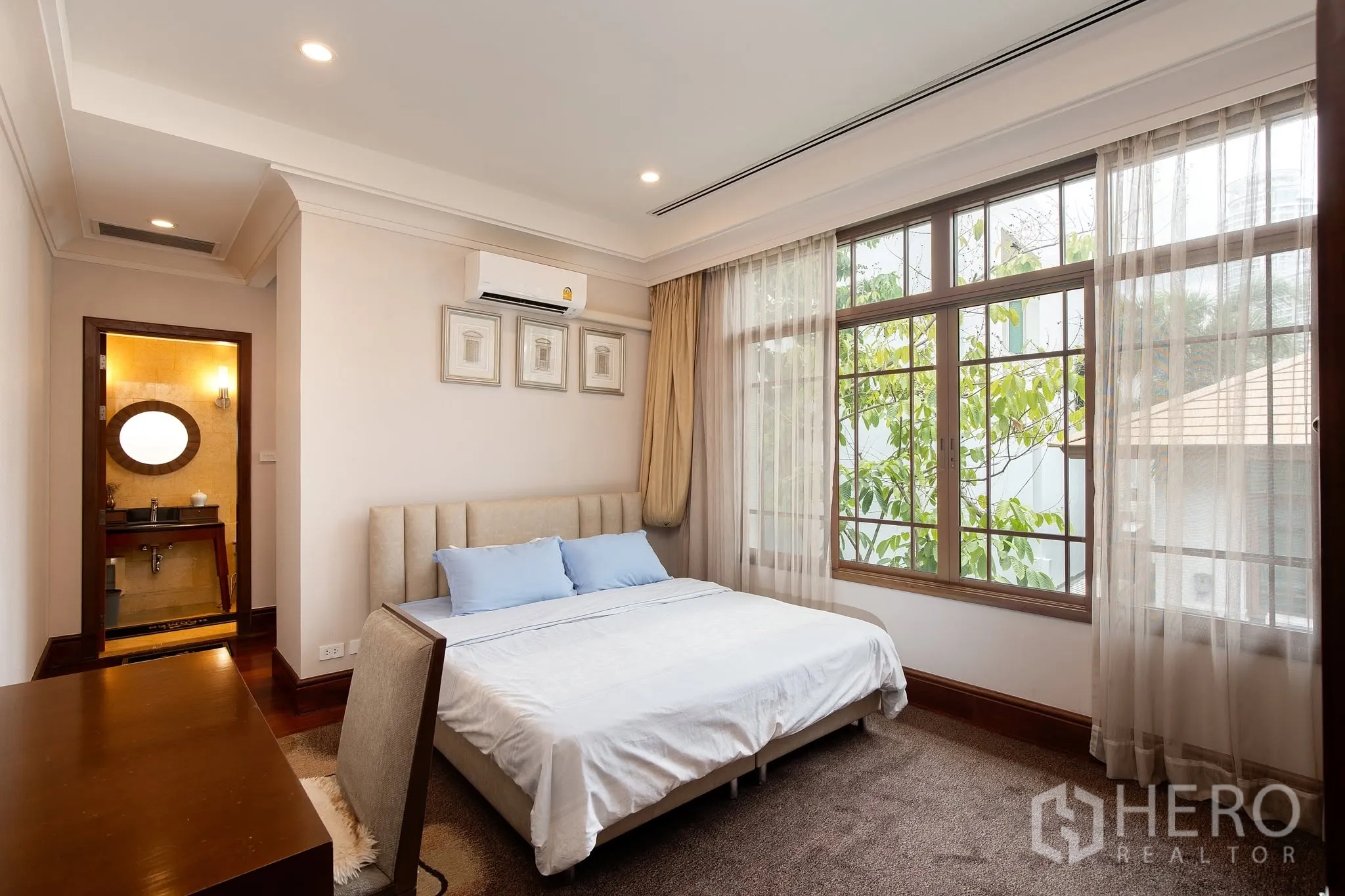 บ้านเดี่ยว for rent or sale in Watthana, Bangkok - ห้องนอนพร้อมทางเข้าห้องน้ำในตัวและหน้าต่างกว้าง