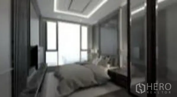公寓 出售在Phra Khanong, Bangkok - 主卧配落地窗与镜面衣柜，柔和中性色装饰