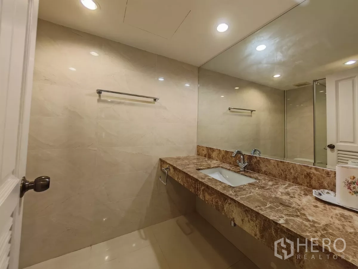 คอนโด ให้เช่าในPathum Wan, Bangkok - เคาน์เตอร์ห้องน้ำหินอ่อนยาวพร้อมกระจกเต็มผนัง