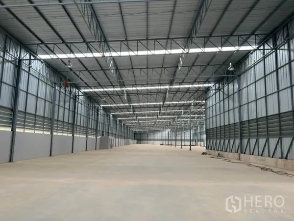 คลังสินค้า ให้เช่าในLat Krabang, Bangkok - มุมมองลึกของช่องโกดังยาว เพดานสูง พื้นที่ใช้งานไร้สิ่งกีดขวาง