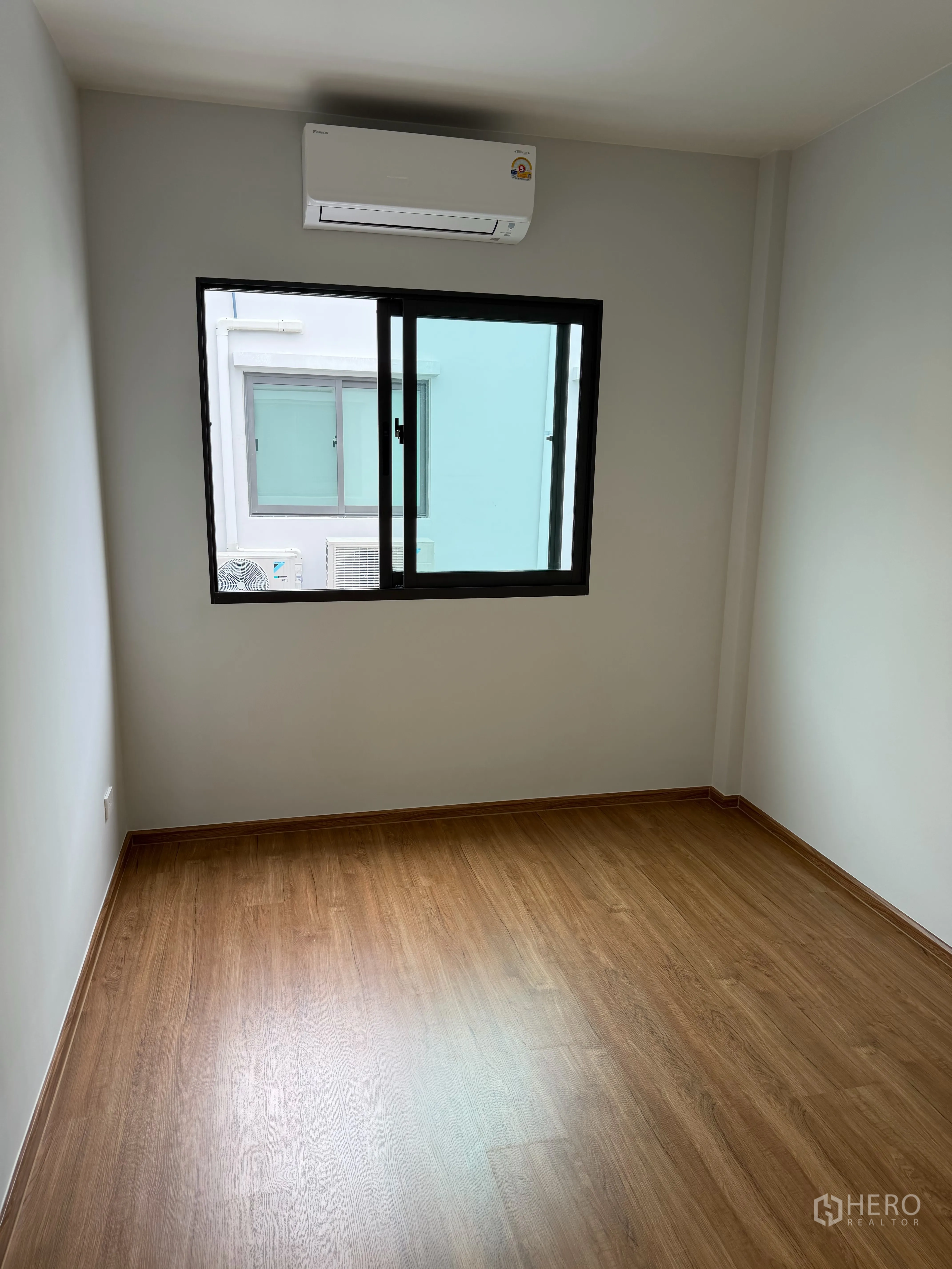 ทาวน์เฮาส์ for rent in Bang Phli, Samut Prakan - ห้องนอนโล่งปูพื้นลามิเนต หน้าต่าง และแอร์ผนัง