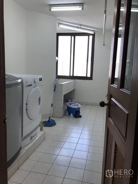 公寓 出租在Watthana, Bangkok - 独立洗衣房，配洗衣机、烘干机与靠窗洗衣槽