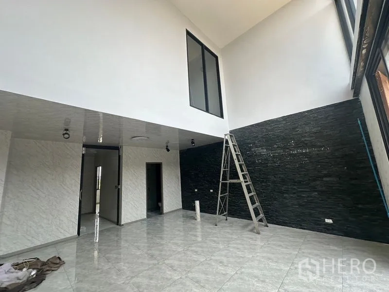 带办公室的家 出租 - 通透中庭空间，挑高天花、室内窗与抛光地面。