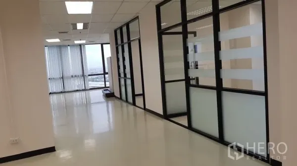 办公空间 出租在Din Daeng, Bangkok - 走廊与玻璃隔断会议室，磨砂玻璃引入自然采光。