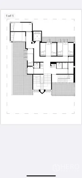 店屋 出租在Pathum Wan, Bangkok - 顶层平面图，卧室围绕露台与共用卫浴布置。