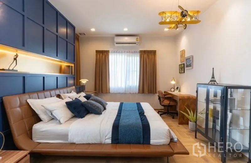 Detached House for rent in Bang Phli, Samut Prakan - Bedroom view from the foot of the bed with study desk and glass display cabinet.