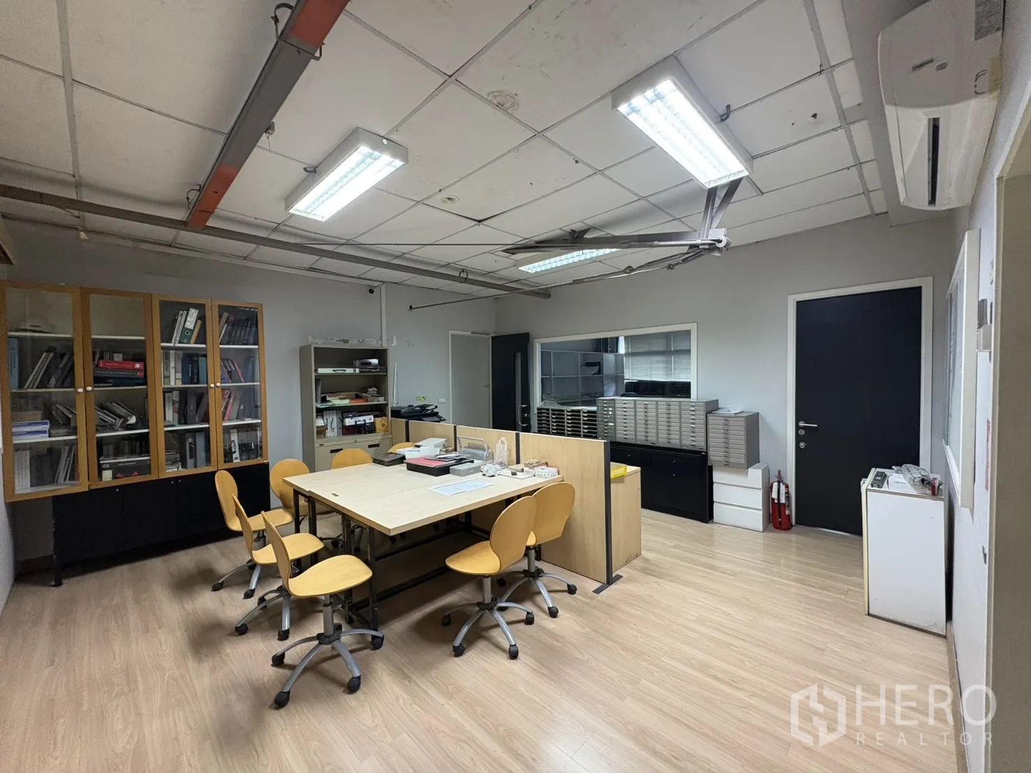 工厂 出售在Khlong Toei, Bangkok - 设计办公室，样品柜与中央工作台