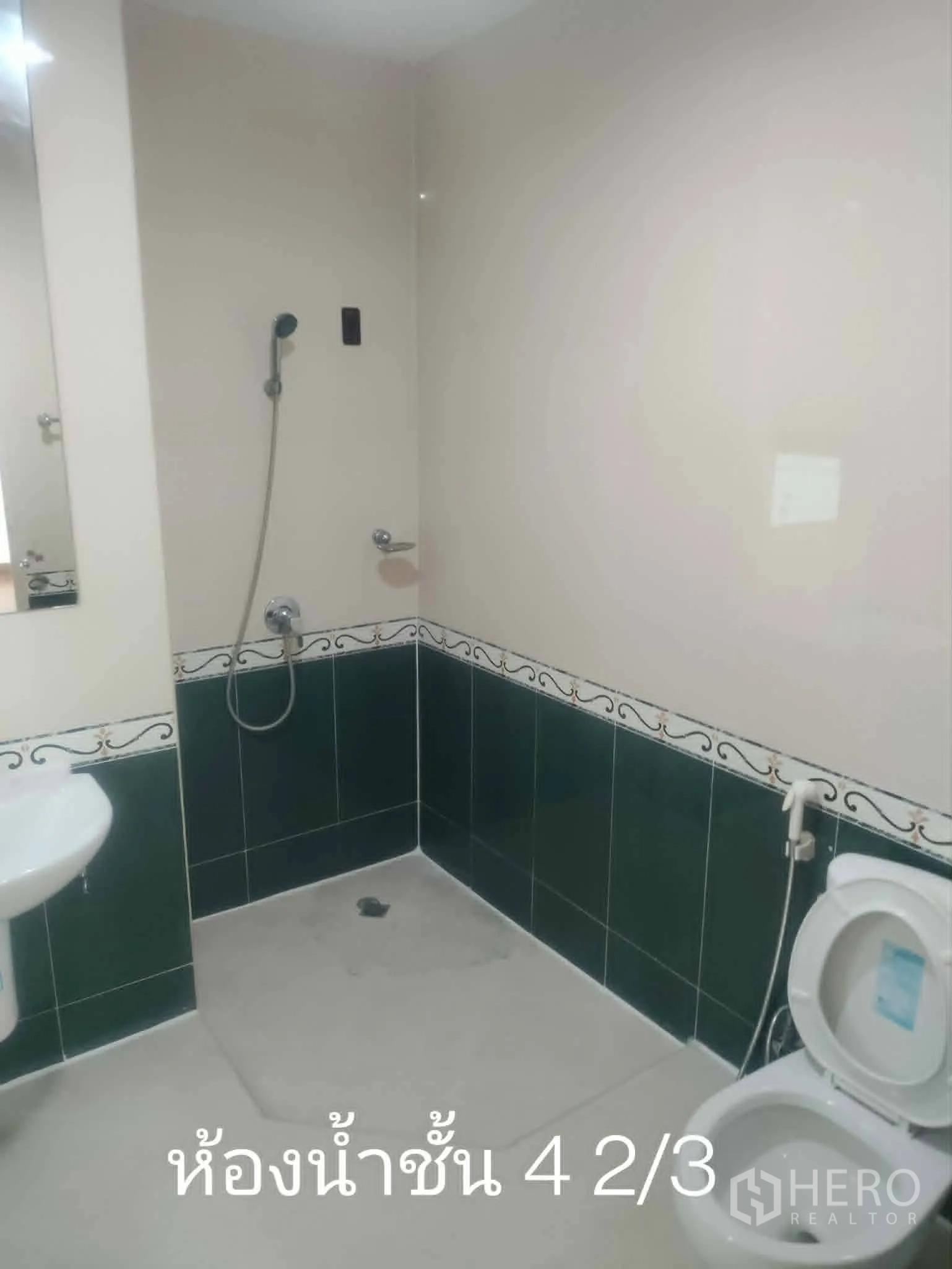 家庭办公室 for rent in Lat Phrao, Bangkok - 淋浴间，墙面瓷砖，手持花洒与马桶。
