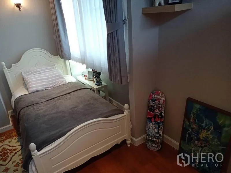 公寓 出租或出售在Watthana, Bangkok - 次卧配单人床与窗帘，温馨舒适。