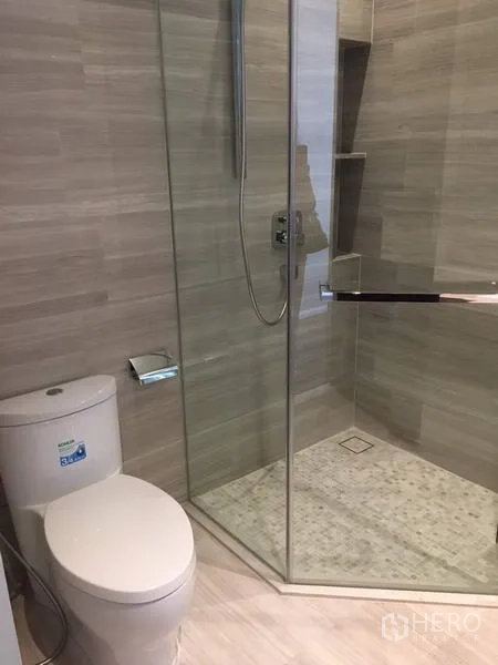 公寓 出租在Watthana, Bangkok - 现代卫浴，玻璃干湿分离淋浴间与马桶，石纹瓷砖。