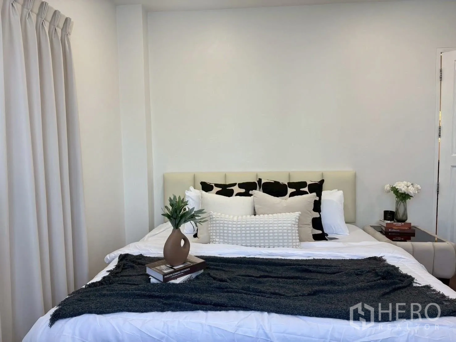 ทาวน์เฮาส์ for rent in Huai Khwang, Bangkok - ห้องนอนเตียงคิงพร้อมหมอนหลายใบและชุดเครื่องนอนโทนอบอุ่น