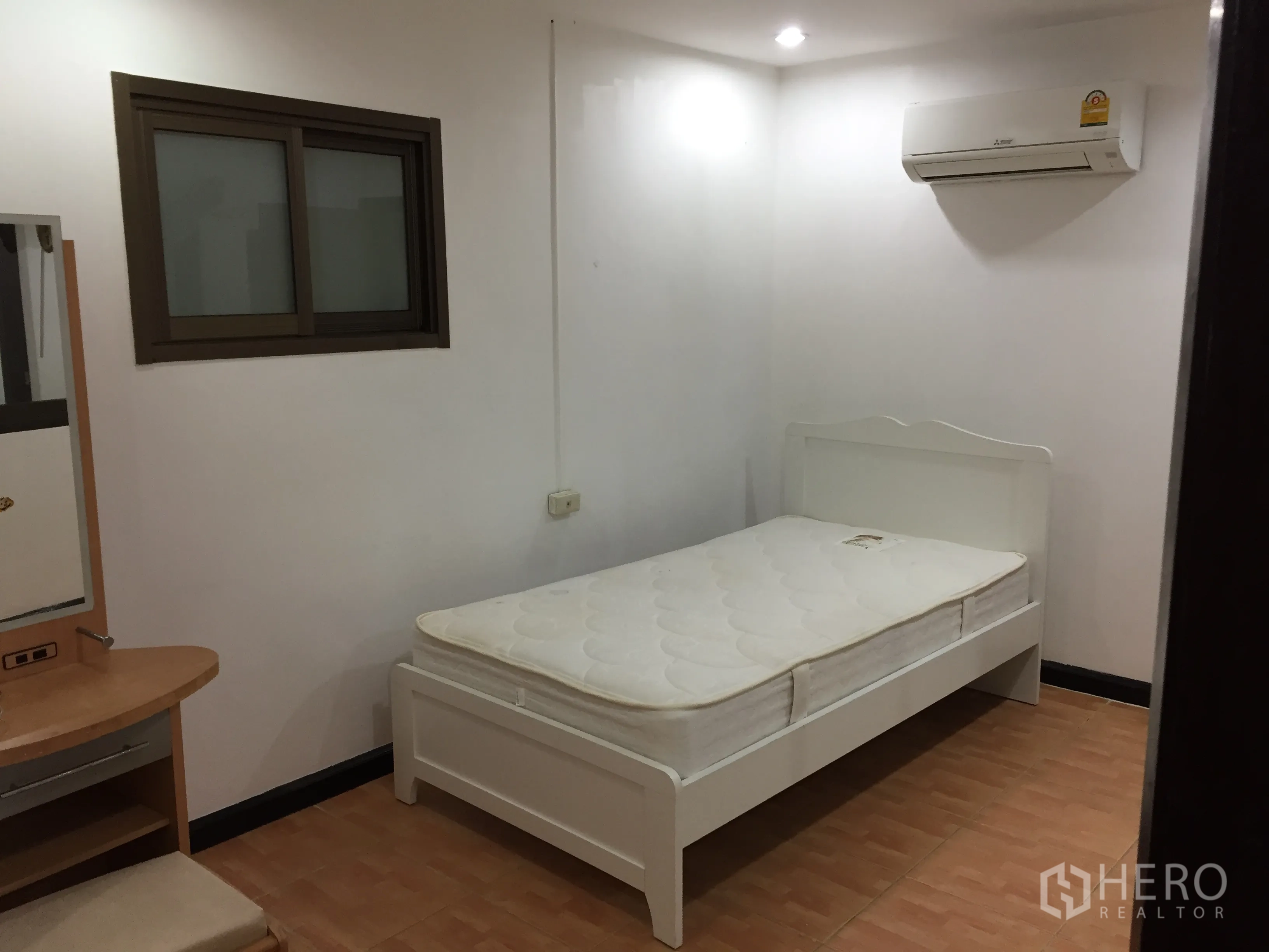 คอนโด ให้เช่าในWatthana, Bangkok - ห้องนอนขนาดกะทัดรัด เตียงเดี่ยว เครื่องปรับอากาศ และโต๊ะเครื่องแป้ง