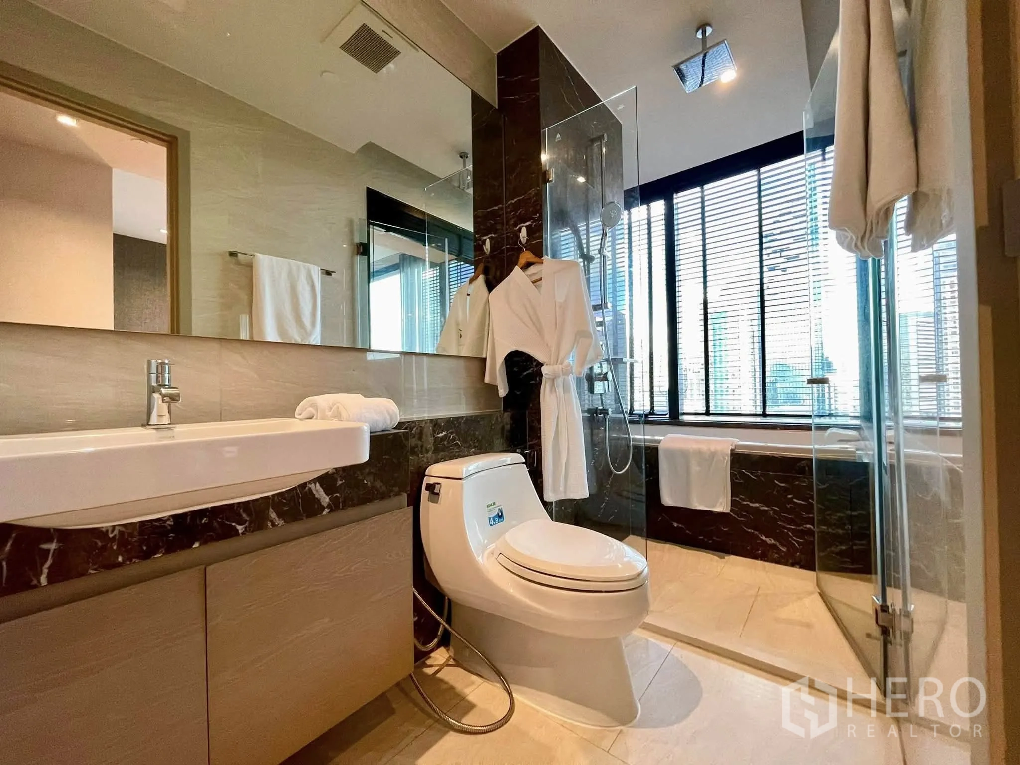公寓 for rent in Bang Rak, Bangkok - 浴室配玻璃淋浴间、浴缸、长镜与百叶窗。