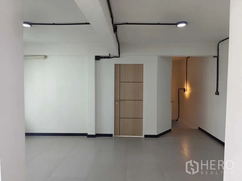 联排别墅 出售在Bang Phlat, Bangkok - 极简房间，现代木门与过道氛围灯。