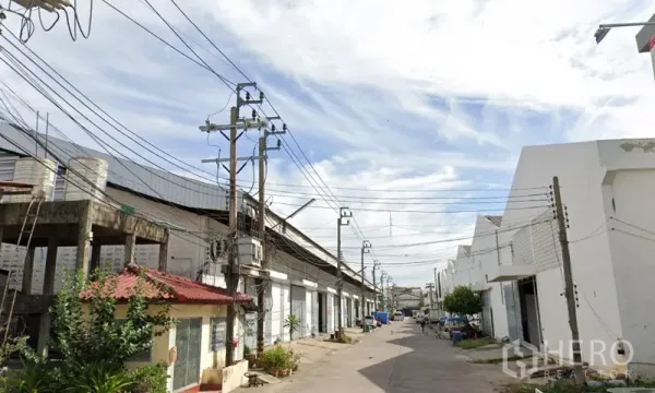 โรงงาน ให้เช่าในSamut Prakan - ซอยโรงงานในพระประแดง มีโกดังเรียงราย สายไฟ และทางรถบรรทุกเข้าออก