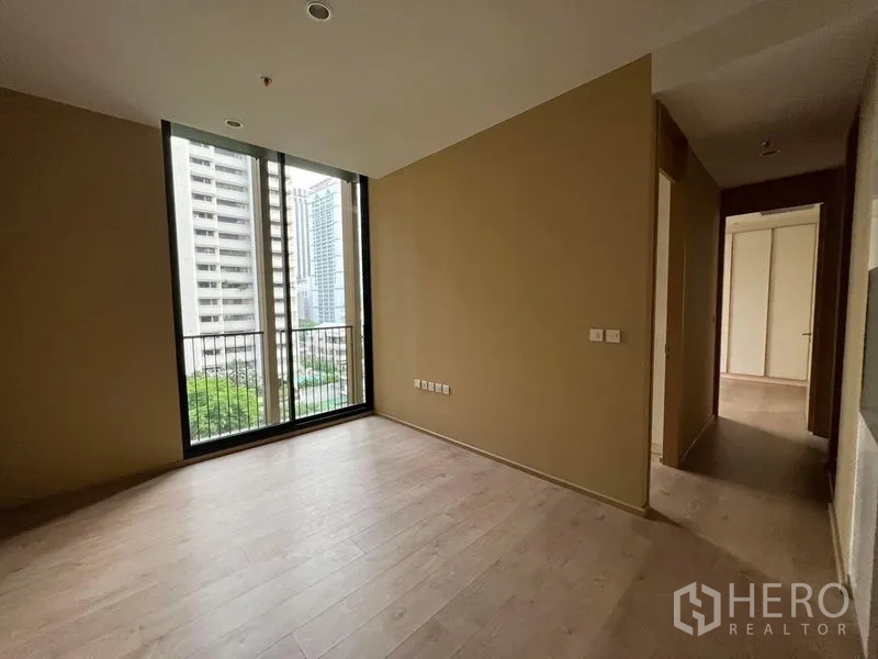 公寓 出租在Watthana, Bangkok - 空房，落地窗与城市景观的栏杆阳台。
