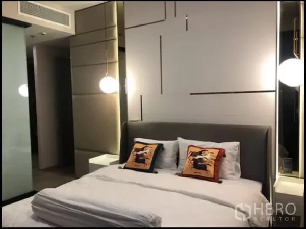 公寓 出租在Watthana, Bangkok - 现代主卧，几何装饰墙与球形床头灯。