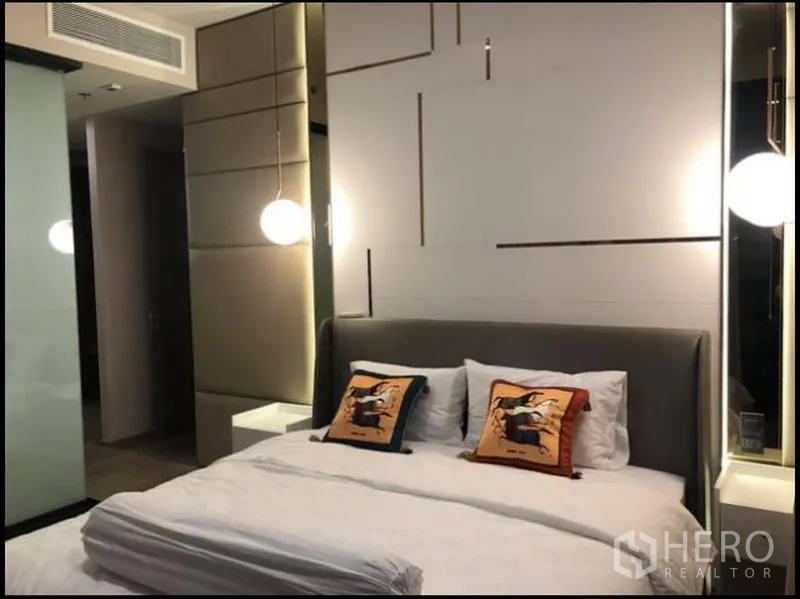 公寓 出租在Watthana, Bangkok - 现代主卧，几何装饰墙与球形床头灯。
