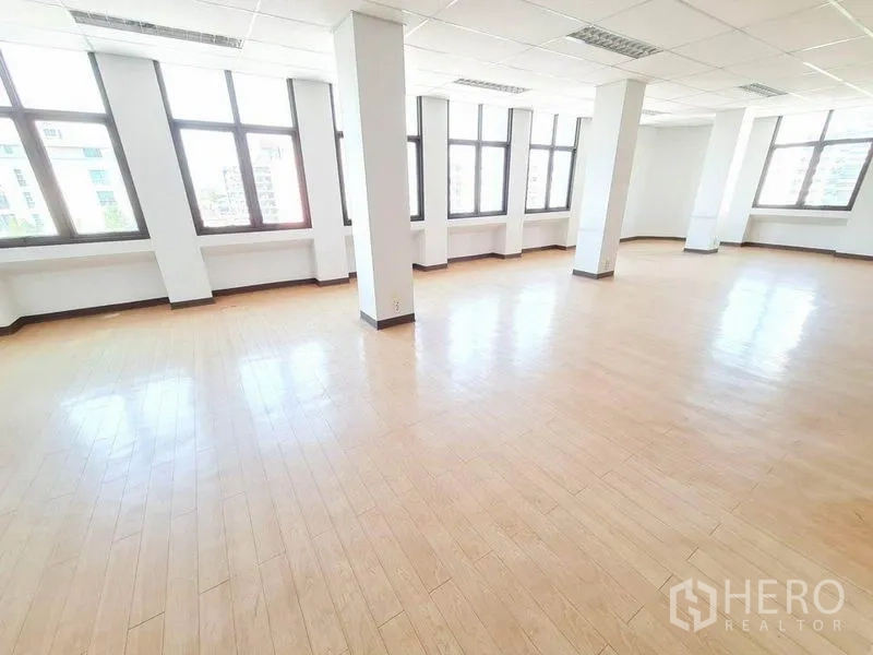 Office Space for rent in Bang Na, Bangkok - Sunlit office space featuring rows of windows, support columns and smooth flooring.