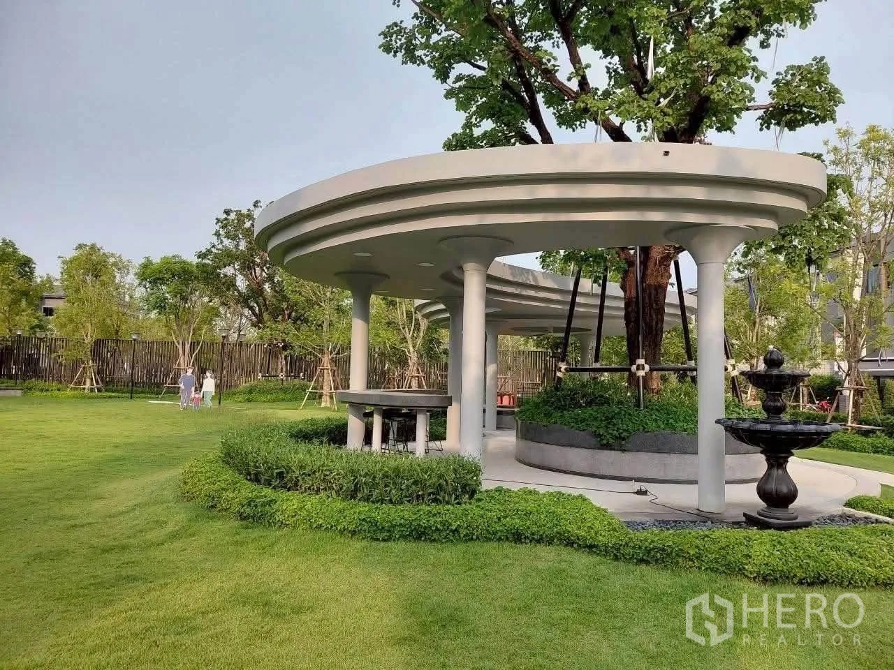 Townhouse for rent in Bang Phli, Samut Prakan - Landscaped communal garden with circular pavilion and fountain.